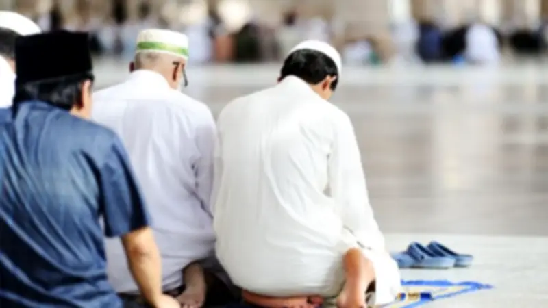 حكم تأخير الصلاة بسبب الدراسة أو العمل.. أمين الفتوى يوضح