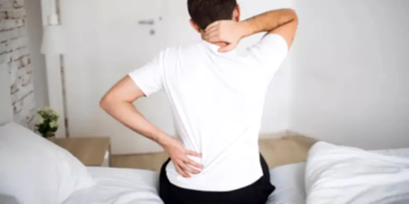 كيف تدمر عاداتك اليومية صحة ظهرك ورقبتك دون أن تدري