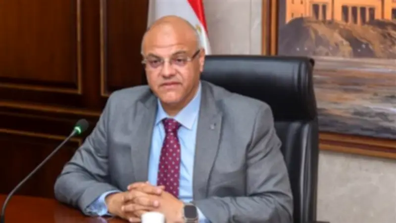 محافظ الإسكندرية يبحث مد مترو أبو قير حتى العجمي لربط شرق المدينة بغربها