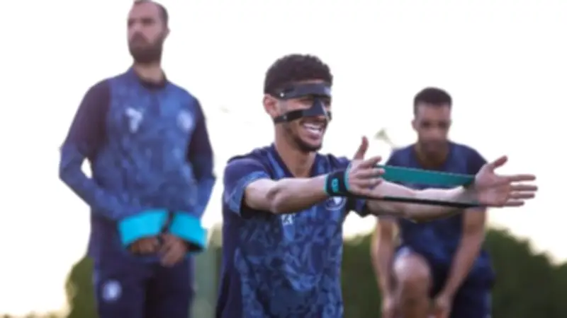 أحمد عاطف قطة يشارك في تدريبات بيراميدز بقناع واقي بعد جراحة الأنف