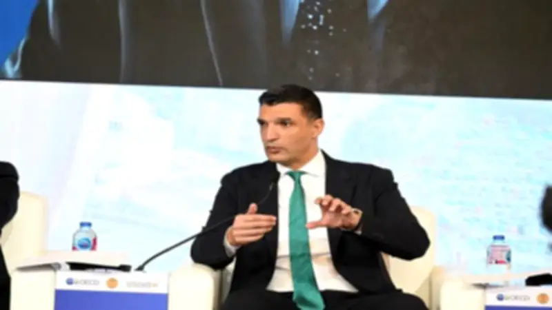 وزير الصناعة يستعرض جهود الوزارة لدخول مرحلة التصنيع الذكي والأخضر