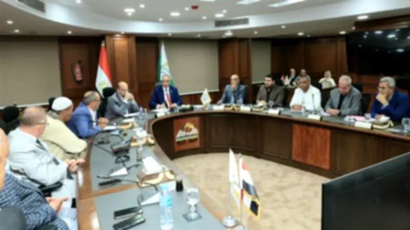 محافظ الجيزة يبحث دعم مصانع الطوب بالصف وتقنين أوضاعها