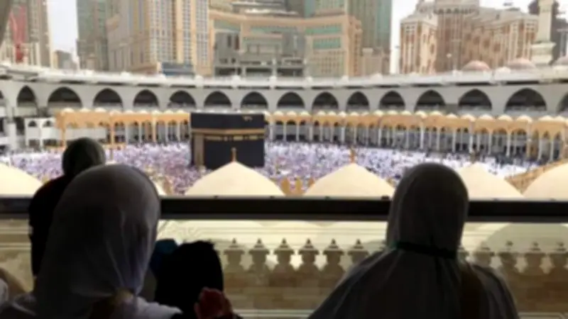 حكم سفر المرأة الكبيرة للحج بدون محرم.. الإفتاء توضح