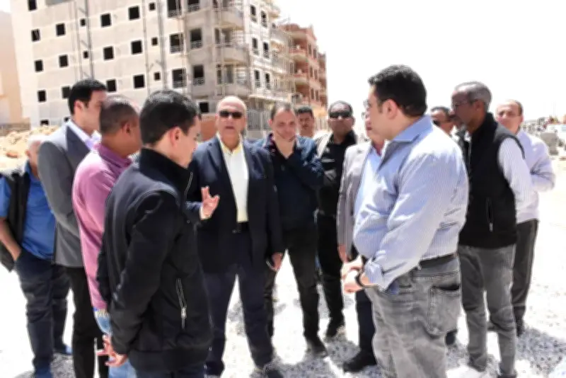 نائب وزيرة الإسكان يؤكد الالتزام بالجداول الزمنية لمشروعات المرافق بالقاهرة الجديدة