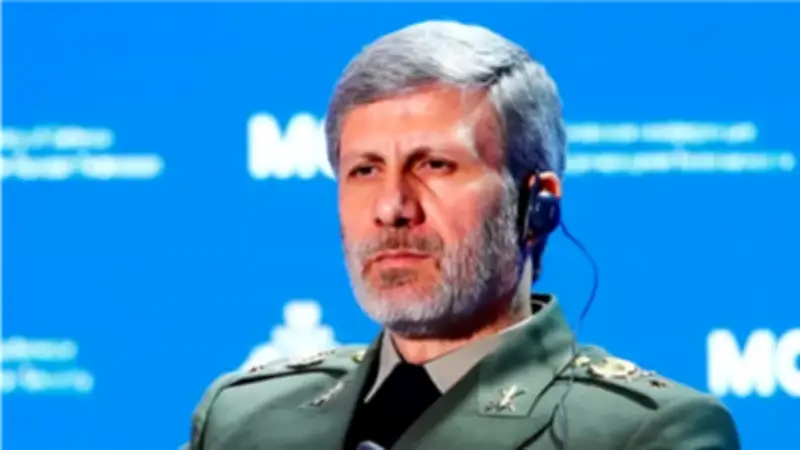 قائد الجيش الإيراني: أمن مضيق هرمز خط أحمر وردعنا مدمرات أمريكية