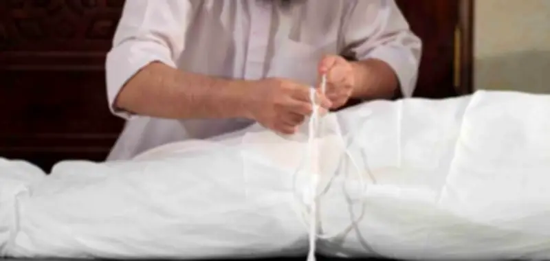 هل يجوز للمرأة غسل زوجها بعد الوفاة؟ أمينة الإفتاء توضح الضوابط