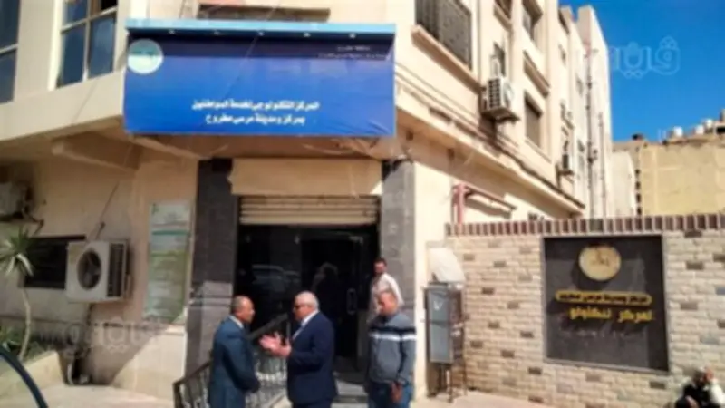 محافظ مطروح يقوم بجولة مفاجئة بالمركز التكنولوجي لتفقد الخدمات