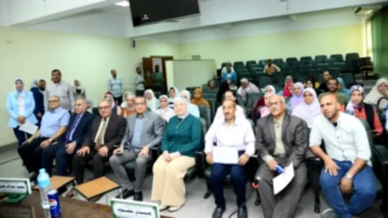 طب أسيوط تكرم العاملين بقطاع الدراسات العليا تقديراً لجهودهم