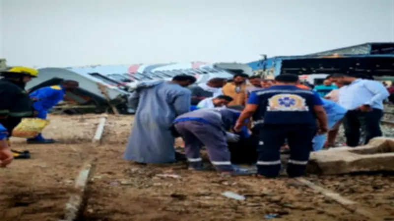 محافظ أسوان يوجه برفع عربة قطار منقلبة عن السكة الحديد