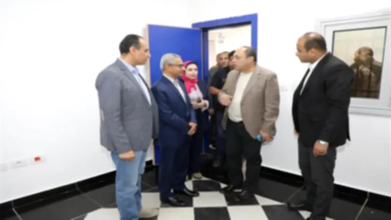 محافظ بني سويف ورئيس تنمية الصعيد يتفقدان تطوير المركز الطبي بشرق النيل