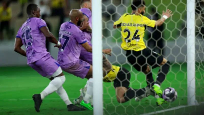 خبير تحكيمي يطرد لاعب الاتحاد أمام الخلود ويصف قرار الحكم بالخاطئ