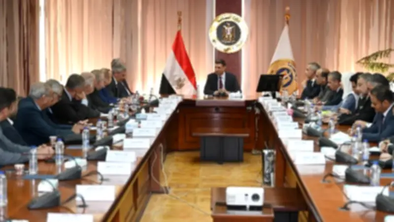 وزير الصناعة يبحث مع غرفة الأدوية تعزيز التصنيع المحلي وزيادة الصادرات