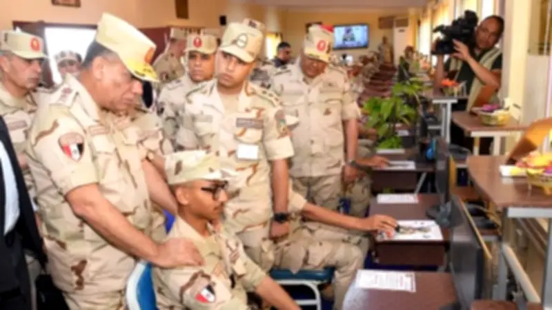 وزير الدفاع يتفقد وحدة تدريب المجندين ويؤكد توفير الإمكانيات للفرد المقاتل