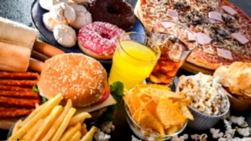 من المطبخ إلى الدماغ.. كيف تؤثر الأطعمة المصنعة على تركيزك الذهني؟