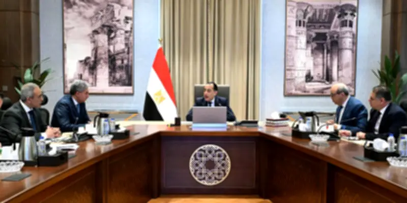 رئيس الوزراء يوجه بتيسير إجراءات دخول السائحين وتطوير الخدمات في المطارات