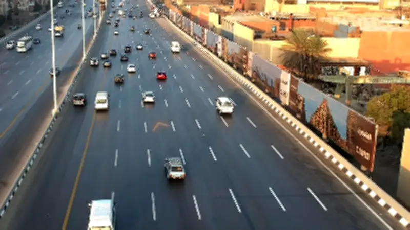 النشرة المرورية الرقمية: تعرف على معدلات سير المركبات خلال الذروة المسائية