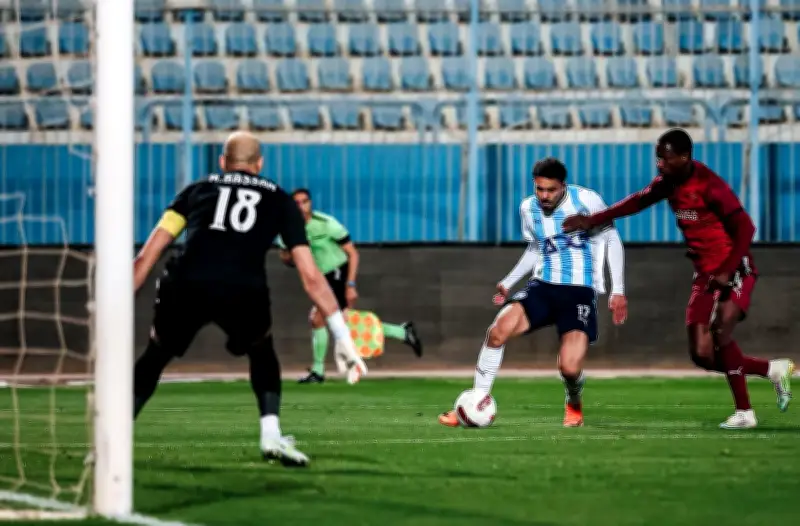 فخري لاكاي يقود هجوم سيراميكا أمام بيراميدز في الدوري المصري