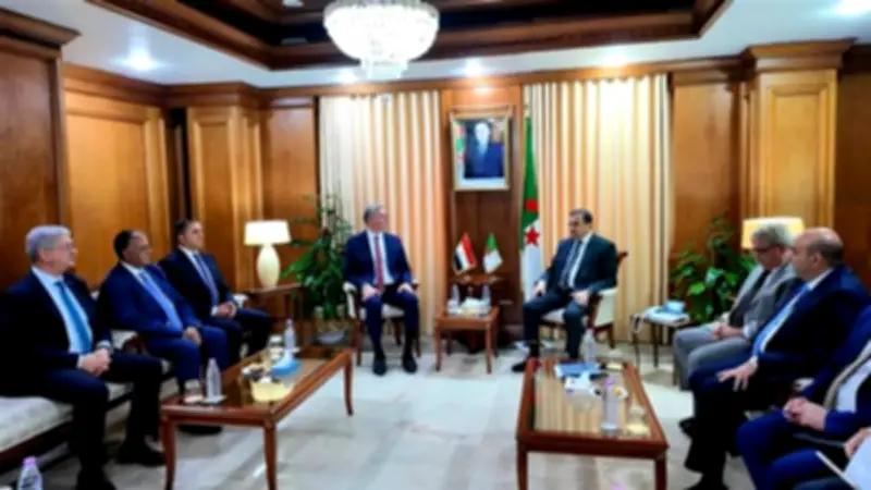 وزير البترول يبحث مع نظيره الجزائري تعزيز الشراكة الإستراتيجية في الطاقة