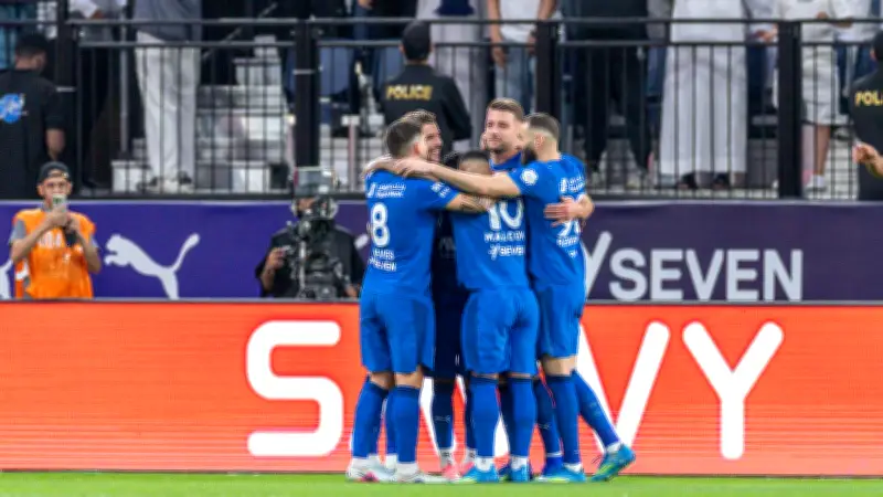 جدل تحكيمي في مباراة الخليج والهلال بسبب لمسة يد جوشوا كينج