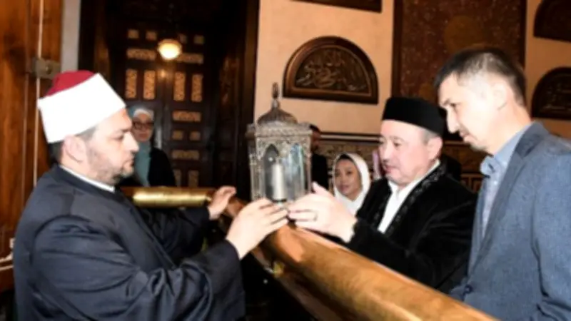 وفد كازاخستاني يزور مسجد الإمام الحسين ومسجد مصر بالعاصمة الجديدة