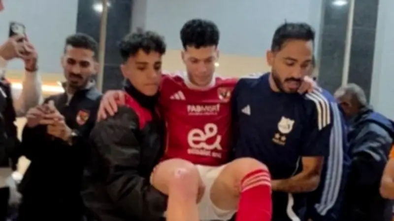 كهربا يساند إمام عاشور بعد إصابته في مباراة الأهلي وإنبي