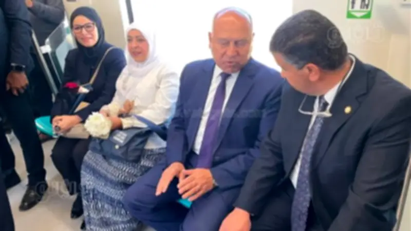وزير النقل يتفقد مونوريل شرق النيل مع انطلاق أولى الرحلات رسمياً