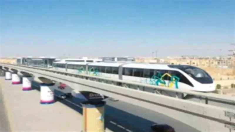وزير البترول يستقل مونوريل شرق النيل في أول أيام تشغيله للجمهور