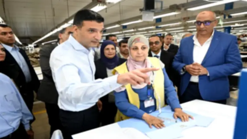 وزير الصناعة يتفقد مجمع أسمنت ومصنعي ملابس وسكر في بني سويف والمنيا