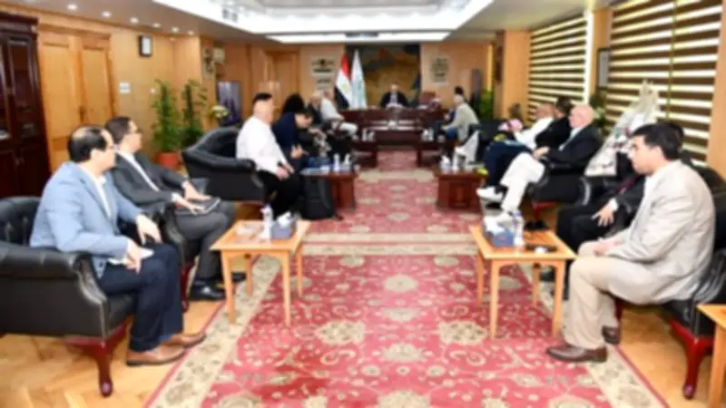 محافظ الفيوم يبحث مع شركة ألمانية إنشاء مصنع لضفائر السيارات