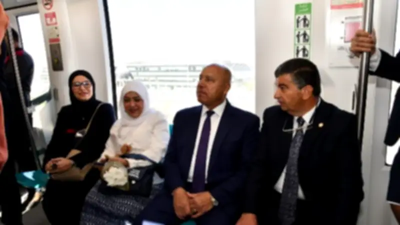 وزير النقل يستقل مونوريل شرق النيل في أول يوم تشغيل للمرحلة الأولى