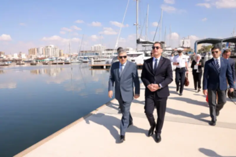 رئيس هيئة قناة السويس و السفير الفرنسي يتابعان عبور حاملة الطائرات شارل ديجول