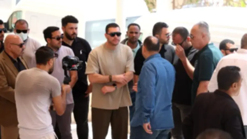 نجل هاني شاكر في حالة حزن شديد بجنازة والده أمير الغناء العربي