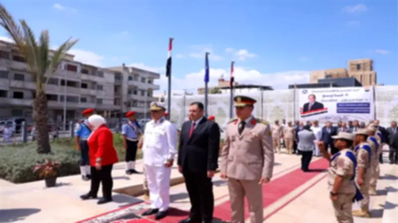 محافظ دمياط يضع إكليل الزهور على النصب التذكاري للجندي المجهول في العيد القومي