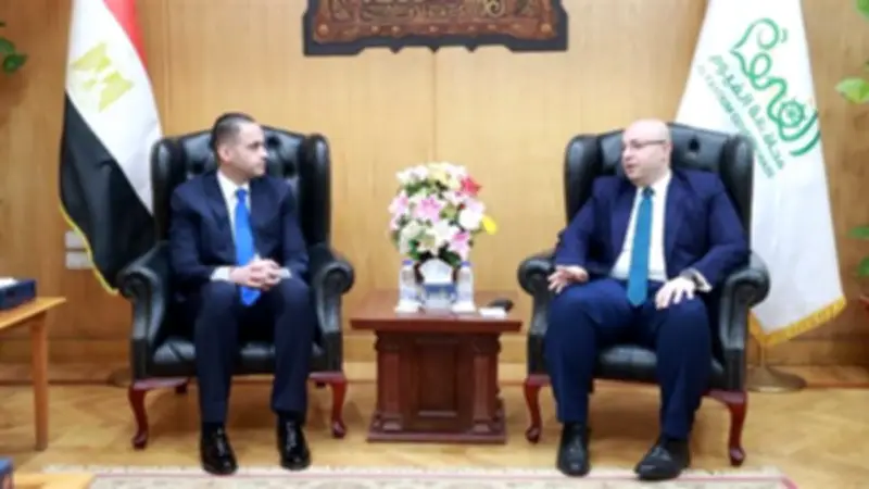 نائب وزير الصحة يبحث تخفيف الأعباء عن المرضى وتطوير مستشفيات الفيوم