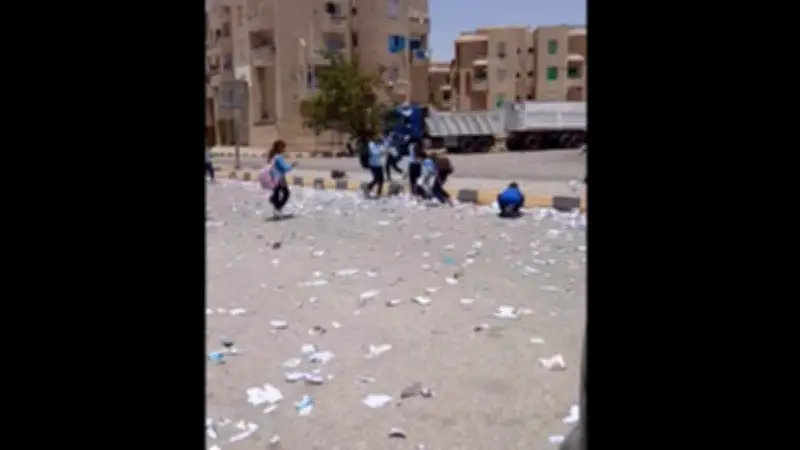 فيديو صادم لطلاب يمزقون الكتب بجوار مدرسة بالمنيا يثير غضب رواد التواصل