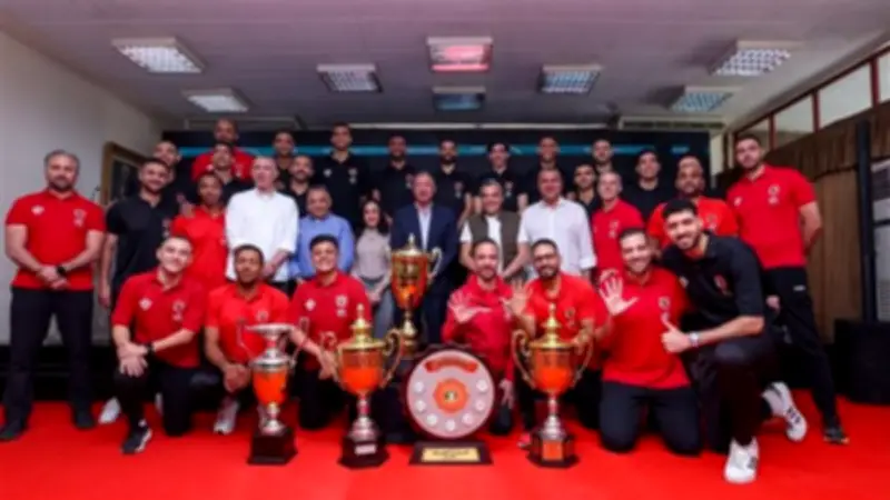 مجلس إدارة الأهلي يكرم فريق رجال الطائرة بعد حصد الخماسية التاريخية