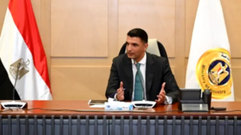 وزير الصناعة يعلن خريطة صناعية جديدة لتنمية القرى وإحياء المصانع المتعثرة