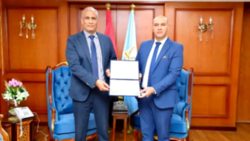 محافظ كفر الشيخ يكرّم وكيل التموين السابق تقديرًا لعطائه المتميز