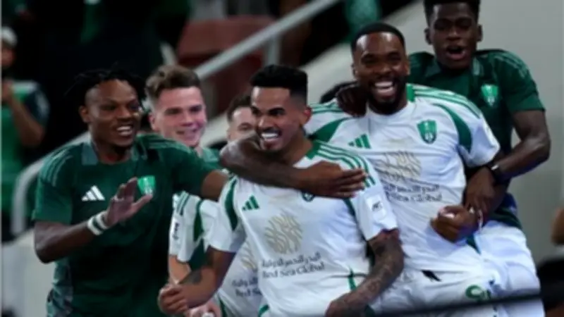 رياض محرز يقود هجوم أهلي جدة ضد الفتح في الدوري السعودي