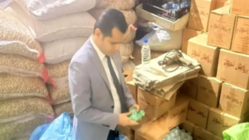 ضبط مخزن غير مرخص لإعادة تعبئة خل الطعام بمجهولة المصدر في الدقهلية
