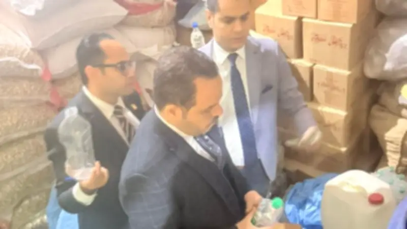 ضبط مخزن غير مرخص لإعادة تعبئة خل الطعام بمياه مجهولة في الدقهلية