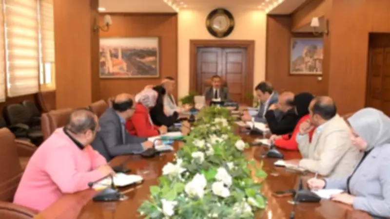 محافظ بورسعيد يبحث استغلال الأراضي الفضاء بحي المناخ لمشروعات تنموية