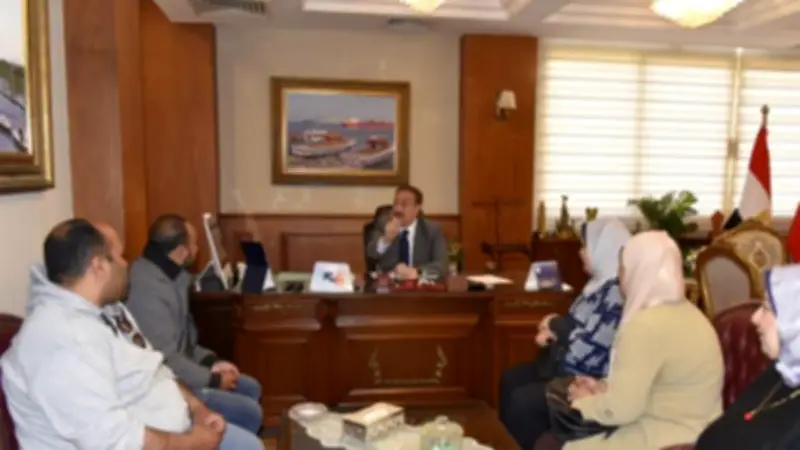 محافظ بورسعيد يستقبل المواطنين ويوجه ببحث شكواهم فوراً