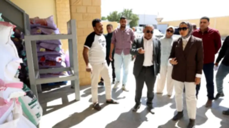محافظ الوادي الجديد تتفقد مصنع أعلاف وتتابع تقنين أراضي الدولة