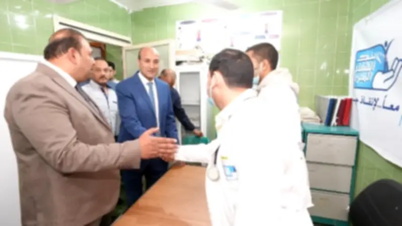 محافظ أسيوط يتفقد قافلة طبية مجانية شاملة في قرية بني قره بالقوصية