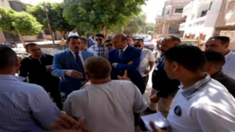 محافظ أسيوط يصطحب مواطناً بسيارته لمعاينة شكواه ميدانياً في القوصية