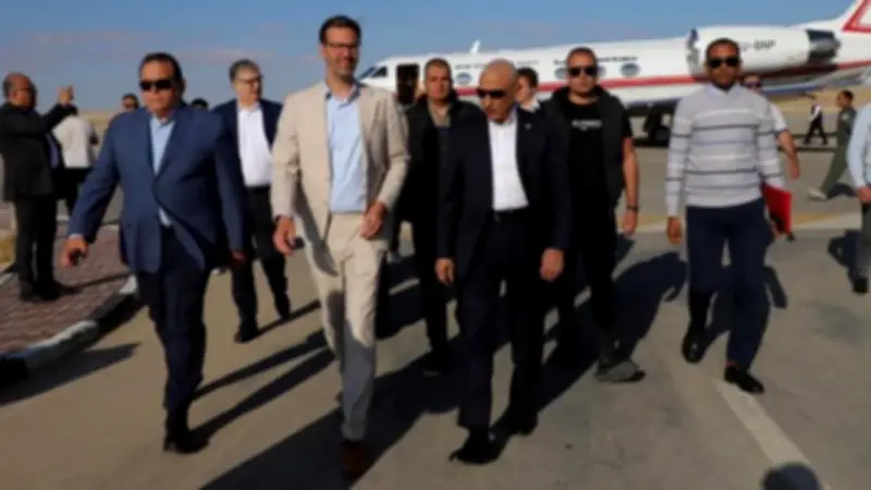 محافظ شمال سيناء يستقبل وزير التجارة الهولندي بمطار العريش