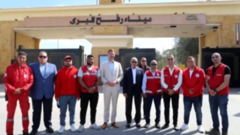 وزير التجارة الهولندي يزور معبر رفح ويشيد بجهود مصر الإنسانية