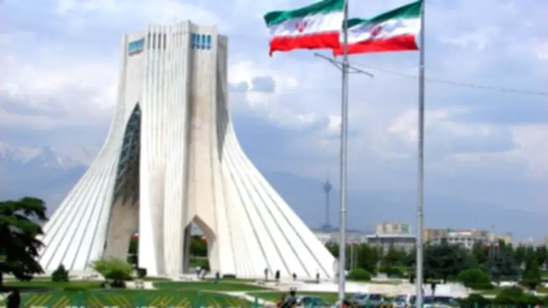 إيران تعيد الدوام الكامل في طهران وتنفي شائعات قواعد عبور هرمز
