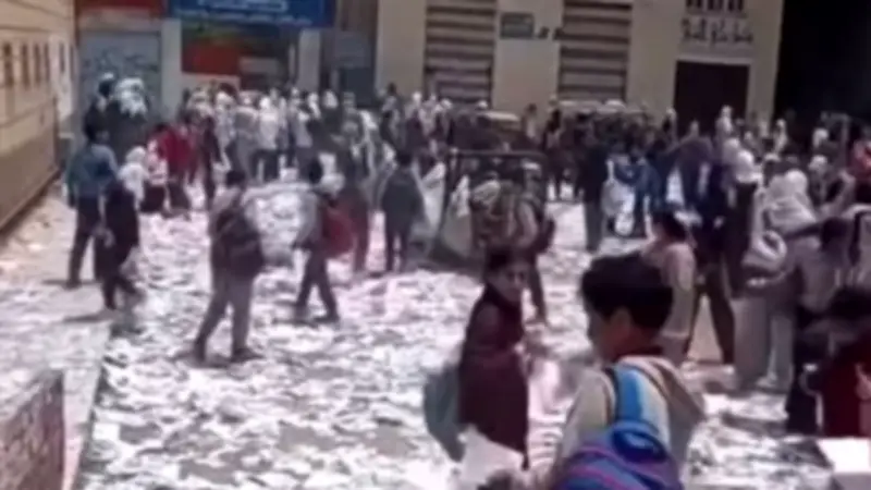 التعليم تكشف حقيقة فيديو تمزيق الطلاب للأوراق بالدقهلية